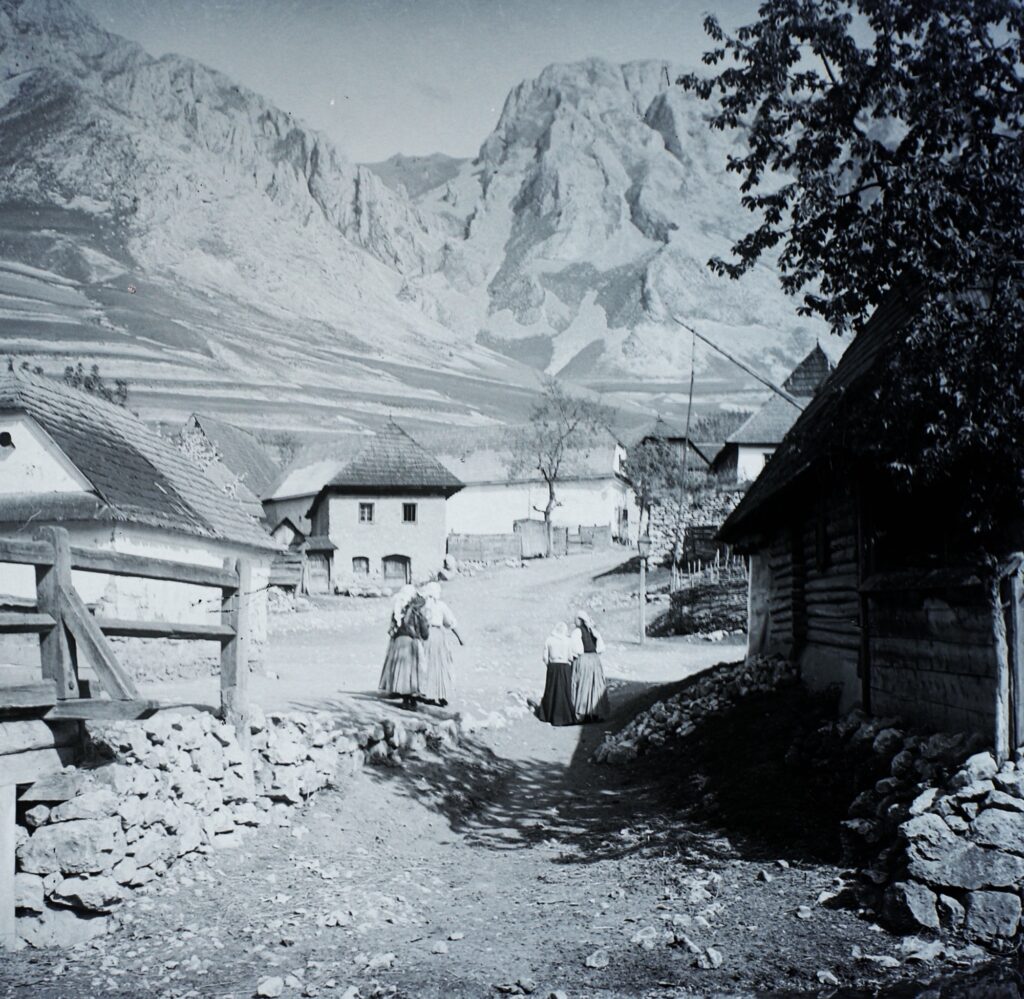 Torockói utca 1907-ben: gémeskút, fahíd és fehér falú ház, a háttérben a Székelykő