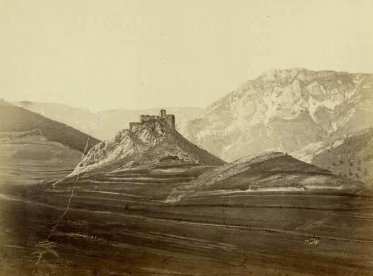 Szépia fénykép 1869-ből: a torockószentgyörgyi vár romja a mészkőszirt tetején, mögötte a Székelykő